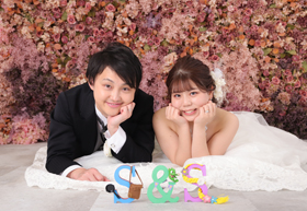 花壁の前で可愛く前ごろん！イニシャルブロックを持ち込んでもより可愛くなります！