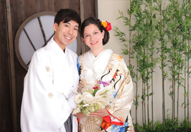 和風な背景ももちろんございます。寄り添いあって素敵な笑顔！