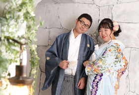 江南店は可愛い背景が沢山あるので和装をカジュアルに撮りたい方にもおすすめ！