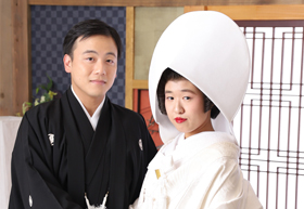 人気の綿帽子は嬉しい無料オプション！白無垢に合う背景ももちろんございます！！