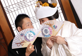 和室で夫婦扇子を持ってひそひそ話…撮影小物の貸し出しも無料です！