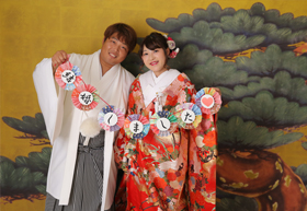 和装で人気の松の背景もございます！ガーランドを持つことで少しカジュアルに。