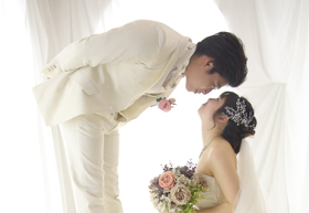 広いスタジオだからこそ撮れる写真！ドレスを流して撮影するとこんなに素敵に♡