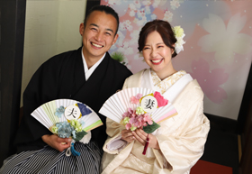 仲良く夫婦扇子を持って撮影