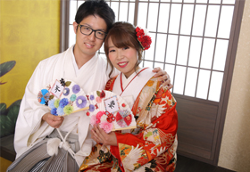 夫婦扇子を持って仲良く撮影！