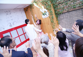 お店前のガーデンにてブーケトスの写真も撮れます！