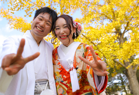 お店の近くの公園でも撮影可能！秋はイチョウや紅葉と撮れますよ！！